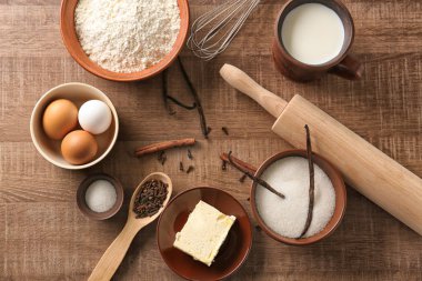 Vanilyalı kek yemek pişirmek için bazı ürünler ile kompozisyon 