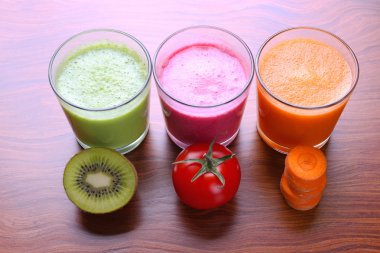 Taze sıkılmış meyve suları ve malzemeler