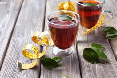 Bardak çay ve ölçüm bandı 