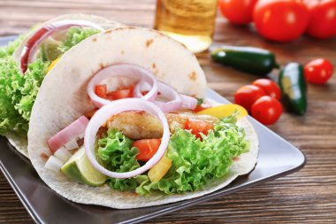 Lezzetli balık taco plakalı  