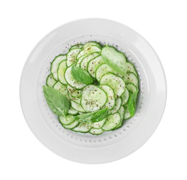 Plaka üzerinde taze salatalık salatası 