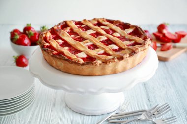 Lezzetli Çilekli pasta ile stand 