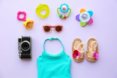 Yaz aksesuarları renk arka plan üzerinde