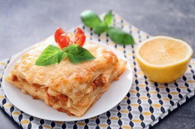 Lezzetli lazanya ile plaka 