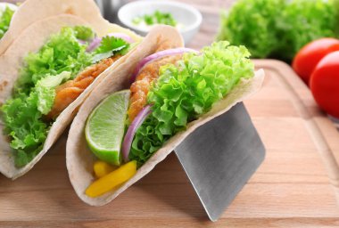 Lezzetli balık tacos ile sahibi  