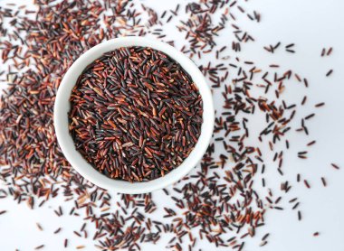 Kahverengi pirinç ile kase  