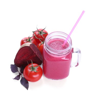 Mason kavanoza taze sebze suyu ile 