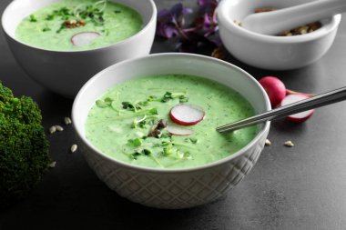 Kremalı brokoli çorbası ile kase 