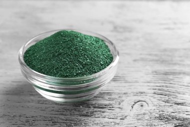 Spirulina yosun tozu ile kase 