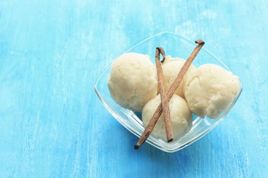 Lezzetli vanilyalı dondurma topları ile kase 