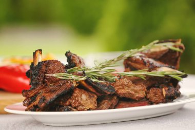 Tablo üzerinde lezzetli kaburga