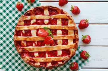 enfes Çilekli pasta 