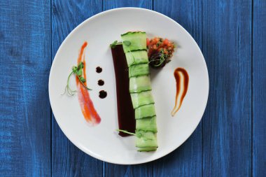 Deniz ürünleri ile plaka rulo salatalık ile 