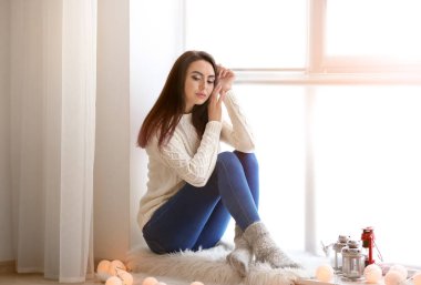 pencere pervazına üzerinde oturan Bayan 