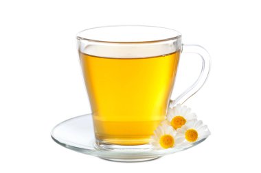 Papatya çiçekli bir fincan bitki çayı. 