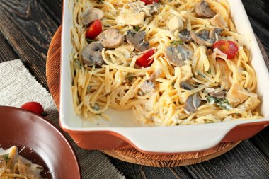 Lezzetli kızarmış Türkiye lazanya 