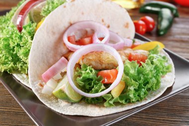 Lezzetli balık taco plakalı 