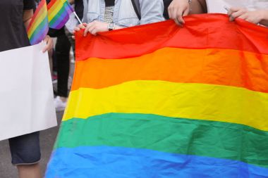 İnsanlar holding gay Gökkuşağı bayrağı