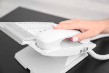 Telefonu kullanan kadın. 