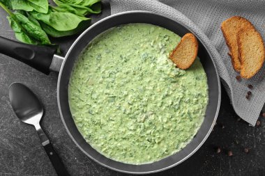 Kızartma tavası lezzetli ıspanak sos ile 