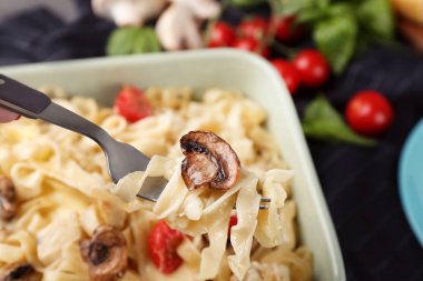 Kavrulmuş Türkiye lazanya lezzetli ile çatal ve pişirme çanağı  