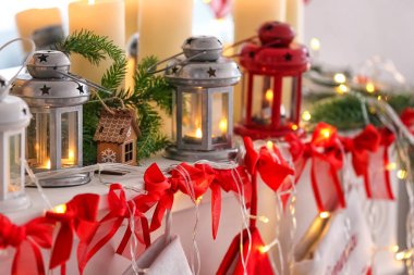 Çam dalları ile küçük dekoratif fenerler