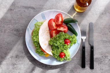 Lezzetli balık taco ve sebze ile plaka