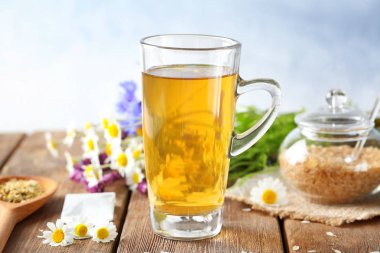 Papatya çiçekli bir fincan bitki çayı. 