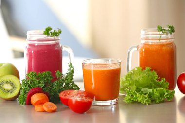 Taze sıkılmış meyve suları ve malzemeler 