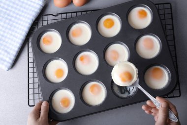 Pişmiş yumurta kaşıkla tutan kadın 