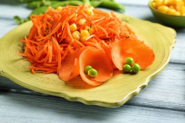 Plaka lezzetli havuç salatası ile