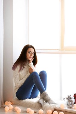  pencere pervazına üzerinde oturan Bayan 