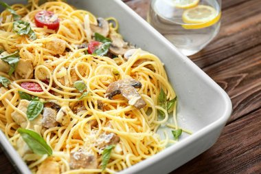 Lezzetli kızarmış Türkiye lazanya 