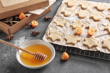 Ham kurabiye ve bal ile Noel kompozisyon 