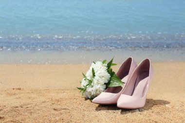 Güzel buket ve yüksek topuk ayakkabı 