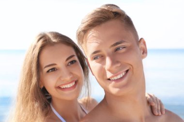 genç bir çift deniz plaj