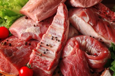 Baharat ile farklı taze et parçaları 