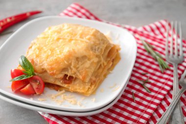 Lezzetli lazanya ile plaka  