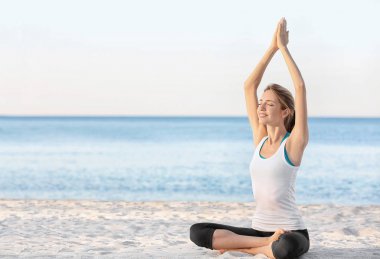 Yoga Çalışan Genç Kadın 