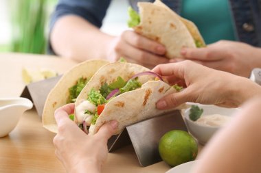 Lezzetli balık tacos yeme insanlar 