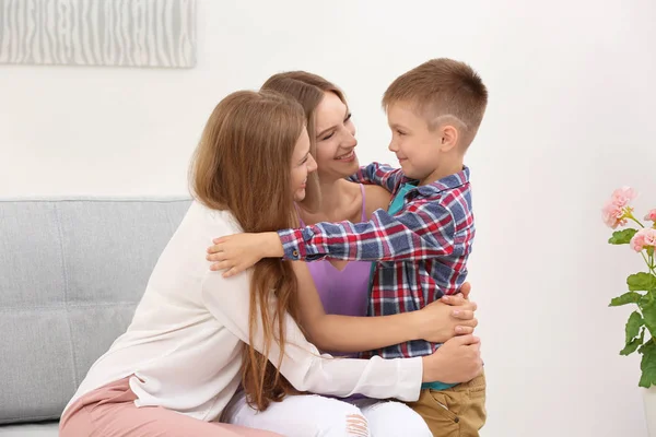 Pareja femenina con hijo adoptivo — Foto de Stock