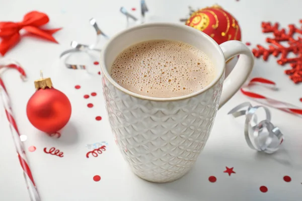 Fincan sıcak kahve ve Noel süsleri 