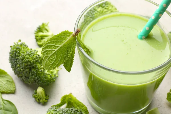 Succo verde fresco e ingredienti — Foto Stock