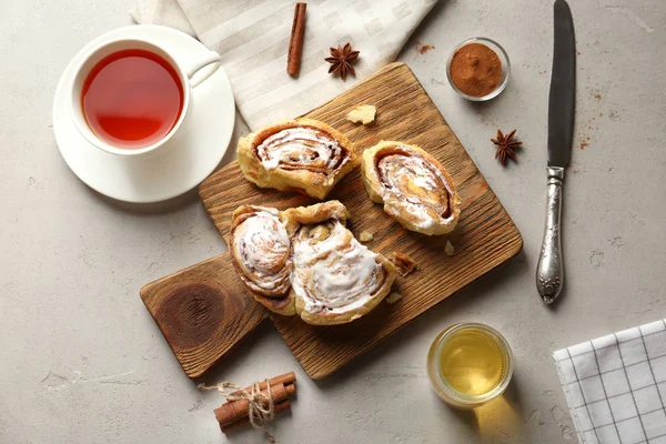 Mooie compositie met zoete zelfgemaakte kaneel broodjes — Stockfoto