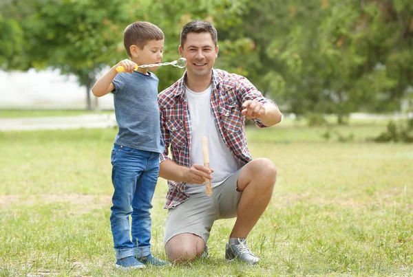 Pai e filho felizes — Fotografia de Stock