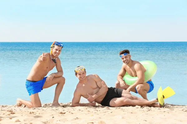 Yakışıklı genç adam deniz plaj