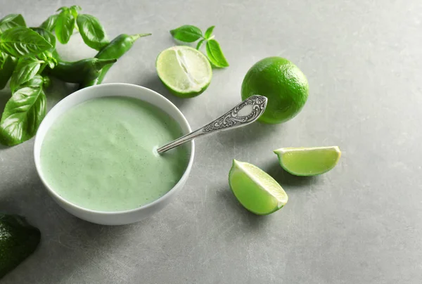 Kremsi avokado lime soslu 