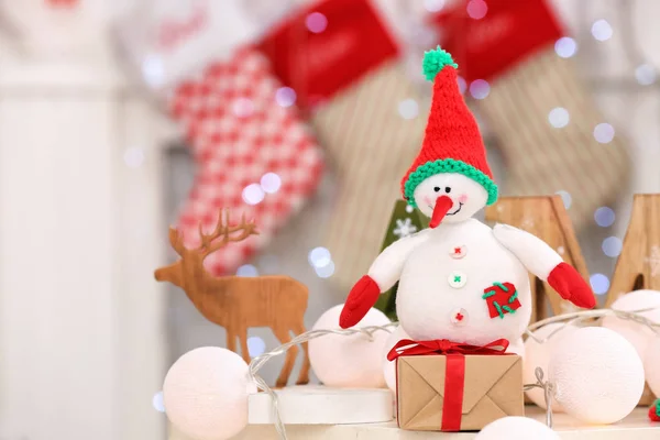 Bonhomme de neige jouet et boîte cadeau — Photo