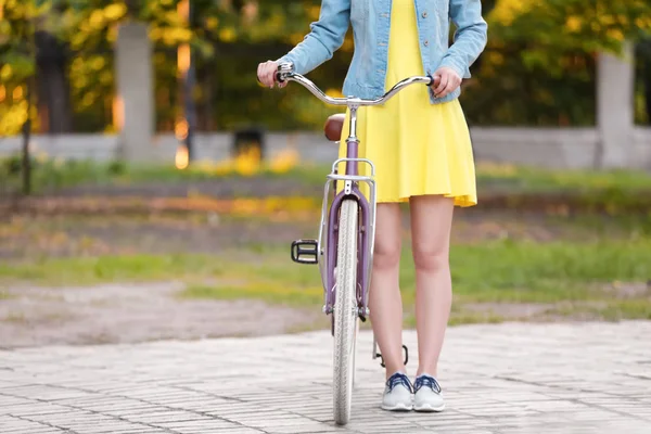Młoda kobieta z rowerem — Zdjęcie stockowe