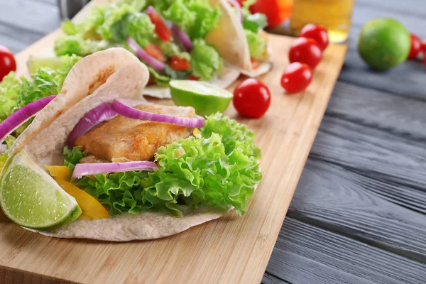 Lezzetli tacos ile ahşap tahta